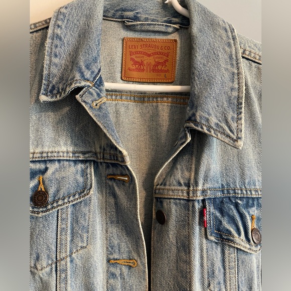 Levi’s Oversized Jean Jacket - Picture 3 of 3